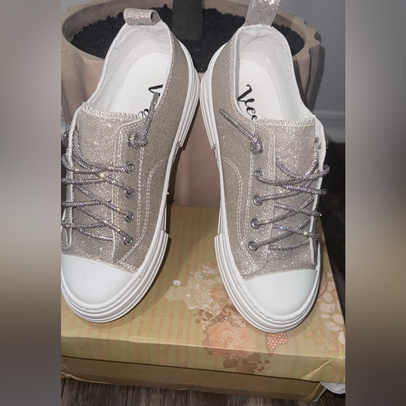 Very G Womens Aman Glitter 2 Lace Up Canvas Sneaker, Gold - Picture 5 of 5